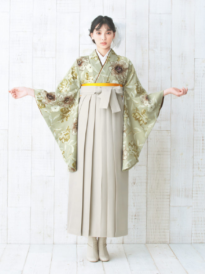 ハカマルシェの袴レンタル一式セット。きものはベージュ色のレース花柄。袴はアイボリー色。