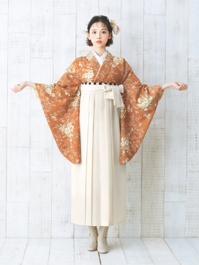 ハカマルシェの袴レンタル一式セット。きものはテラコッタ色のガーデン柄。袴はオフ色。