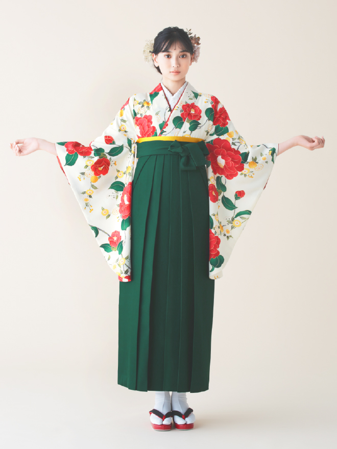 ハカマルシェの袴レンタル一式セット。きものはオフ色の乙女椿柄。袴は緑色。