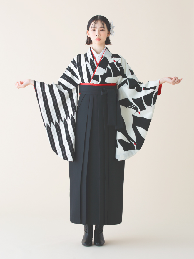 ハカマルシェの袴レンタル一式セット。きものは黒色の鶴×矢羽根柄。袴は黒色。