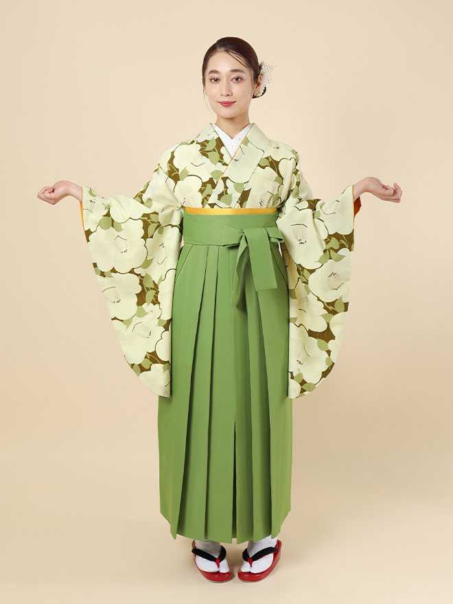 ハカマルシェの袴レンタル一式セット。きものはオリーブ色の椿づくし柄。袴は抹茶色。