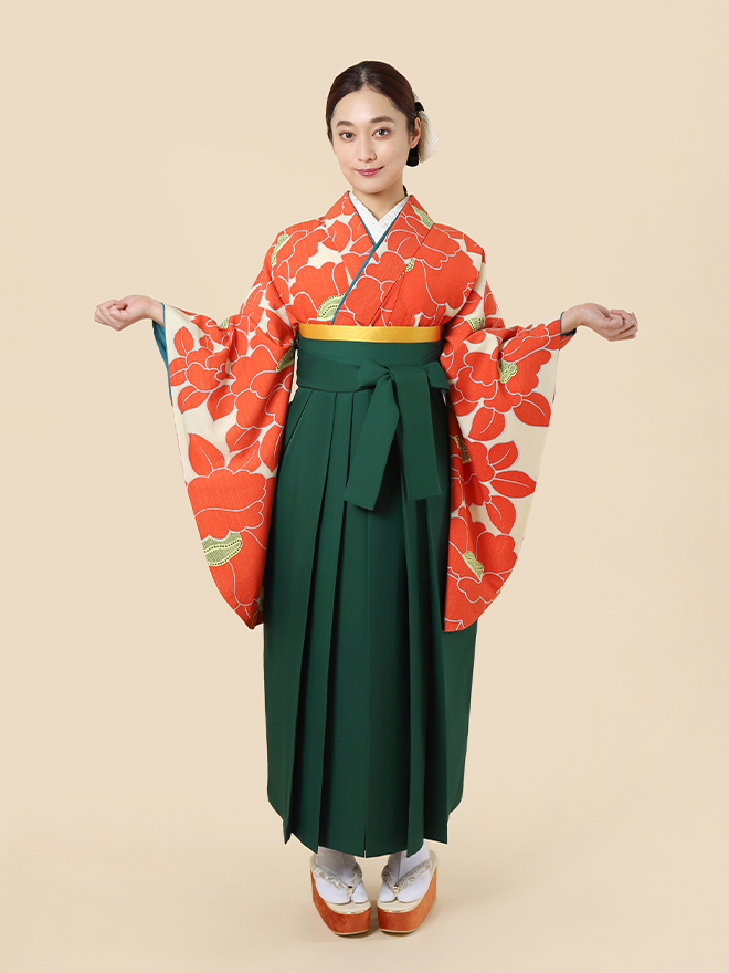 ハカマルシェの袴レンタル一式セット。きものはオレンジ色の椿柄。袴は緑色。