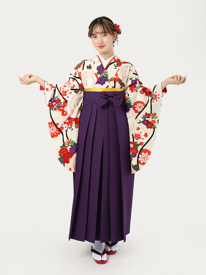 ハカマルシェの袴レンタル一式セット。きものはオフ色のたてわく鶴柄。袴は紫色。