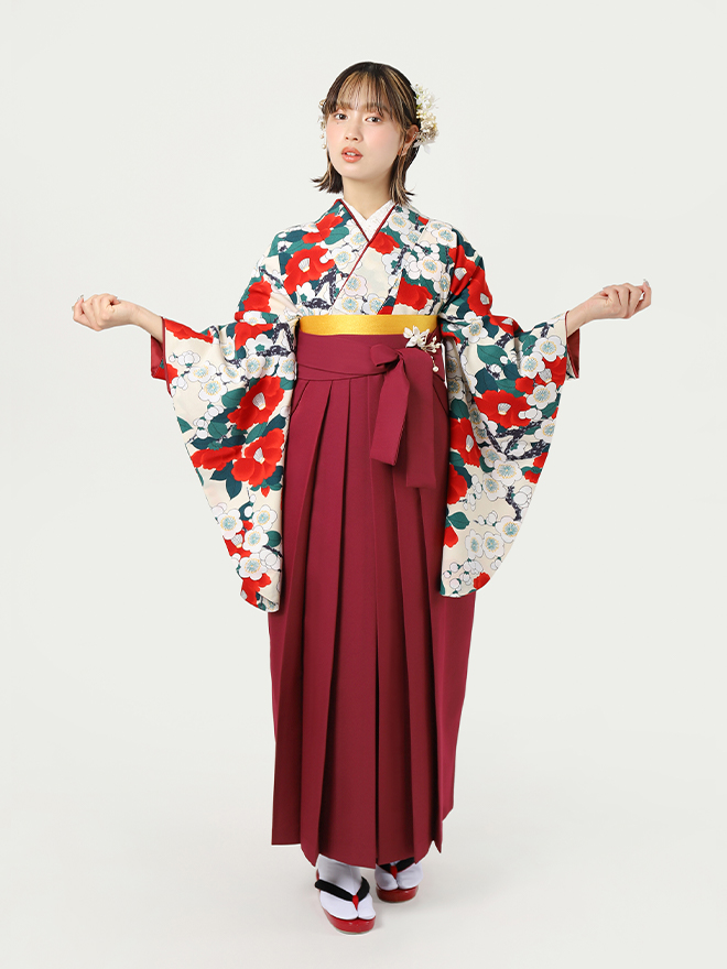 ハカマルシェの袴レンタル一式セット。きものはベージュ色の梅椿柄。袴はえんじ色。