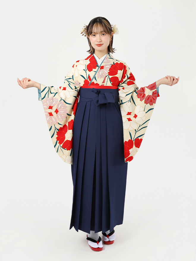 ハカマルシェの袴レンタル一式セット。きものはオフ色の桜柄。袴は紺色。
