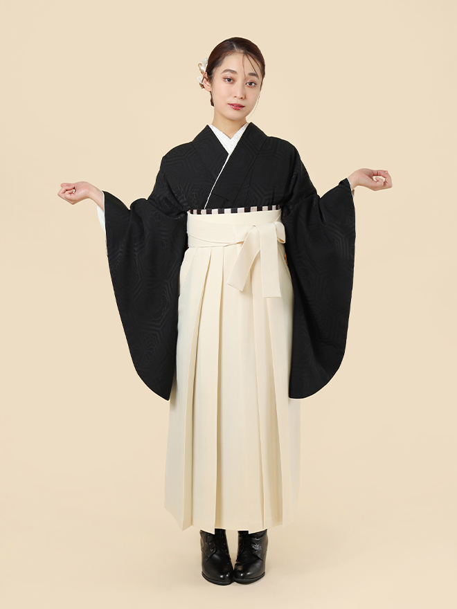 ハカマルシェの袴レンタル一式セット。きものは黒色の華亀甲柄。袴はオフ色。