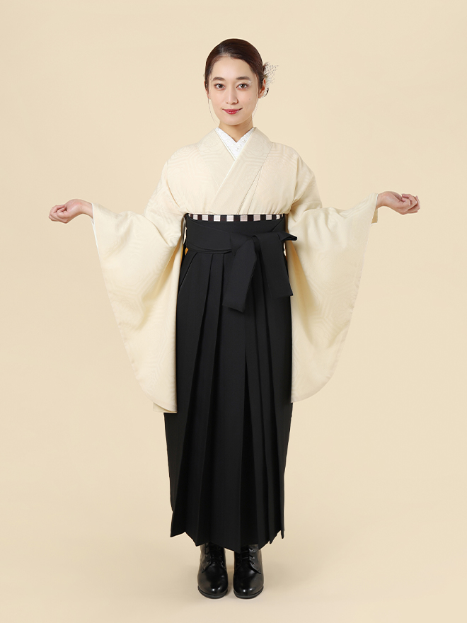 ハカマルシェの袴レンタル一式セット。きものはオフ色の華亀甲柄。袴は黒色。